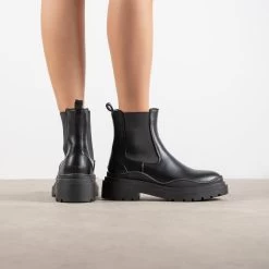 RAID Reyan Ankle Boot In Black -Chic Shoes Shop Reyan Black 1 01a8fca6 a4c7 4d4a aa5e bb042784845e